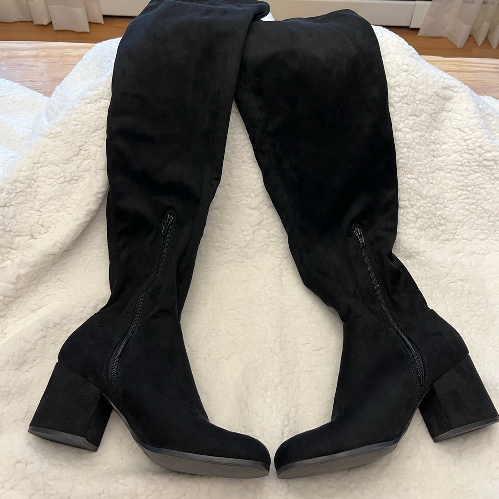 EUC block heel high boot.